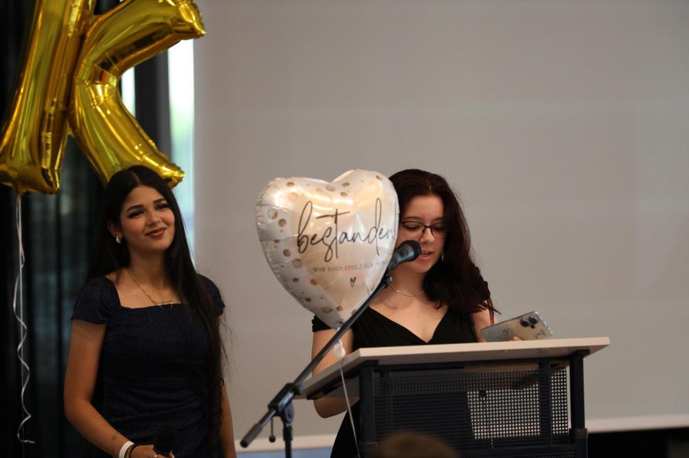 Schülerinnen Zsaklina Frank (9a) und Sidra Mohammed (9b)