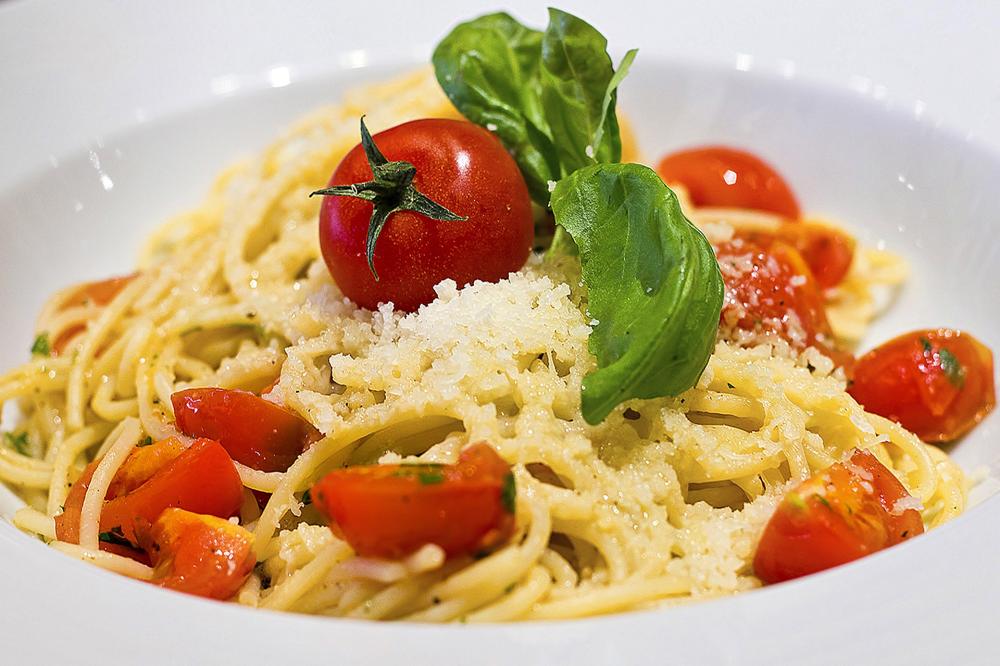 Spaghetti mit Tomaten, Basilikum und Käse